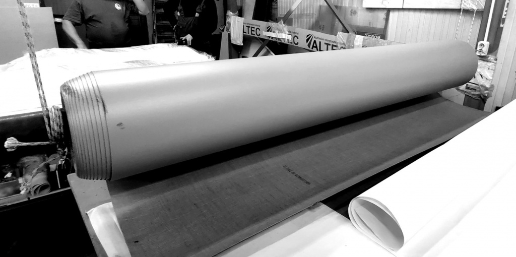 Этот рулон натурального линолеума специально для моих гравюр изготовили в Нидерландах. На настоящий момент - единственное в мире производство профессионального линолеума для гравюр. Только рулонами и под заказ.