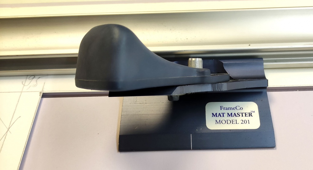 Профессиональный резак 45* для паспарту, произведённый в Австралии. Это "Обратная сторона Земли" и вероятно поэтому рез осуществляется непривычно, наоборот, "от себя".